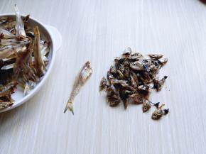 将小鱼干鱼头去掉，轻轻一拉即可，依次做完。