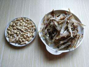 准备好花生，小鱼干洗干净，冷水泡30分钟。