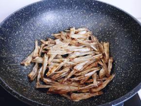 起油锅，加入淋干水分的小鱼干煸炒。