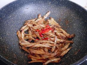炒至变色后，加入切好的红辣椒。