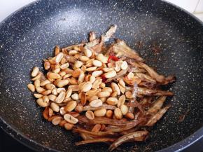 最后加入烤好的花生米迅速翻炒，均匀即可关火出锅。