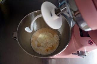 将除黄油和盐以外的面团食材投入厨师机盆里。