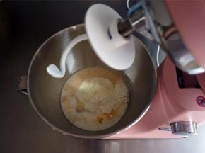 将除黄油和盐以外的面团食材投入厨师机盆里。