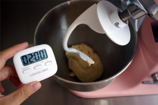 用1档低速和面2分钟，使材料混合至无干粉状态。