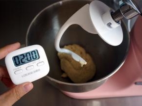 用1档低速和面2分钟，使材料混合至无干粉状态。