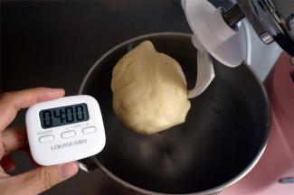 用3档快速和面4分钟至面团光滑，达到扩展状态。