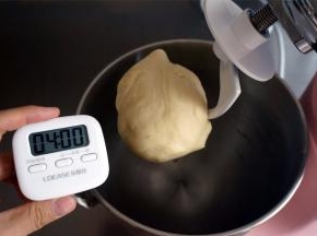 用3档快速和面4分钟至面团光滑，达到扩展状态。