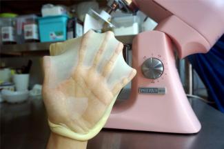 然后调至4档高速和面5分钟，最后用5档再快速揉5分钟结束，此时面团细腻柔滑，能拉出均匀透明的手套薄膜，若用手戳破薄膜，呈现光滑的圆形。