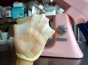 然后调至4档高速和面5分钟，最后用5档再快速揉5分钟结束，此时面团细腻柔滑，能拉出均匀透明的手套薄膜，若用手戳破薄膜，呈现光滑的圆形。