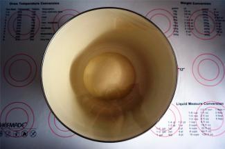 将面团揉圆，放入大碗里，盖上保鲜膜，放在温暖处进行基础发酵。