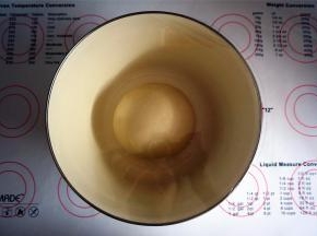 将面团揉圆，放入大碗里，盖上保鲜膜，放在温暖处进行基础发酵。