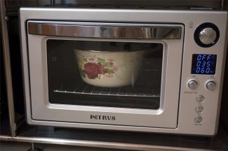 或者放入烤箱发酵，调至发酵功能：温度35度、时间60分钟。