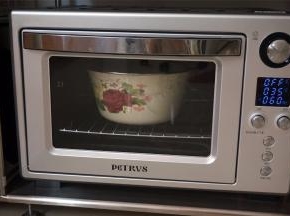 或者放入烤箱发酵，调至发酵功能：温度35度、时间60分钟。