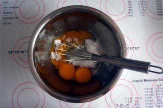 在面团进行基础发酵的同时，制作卡仕达奶油。将3个蛋黄，35克的细砂糖一同搅打至蛋黄颜色变浅，体积变大。