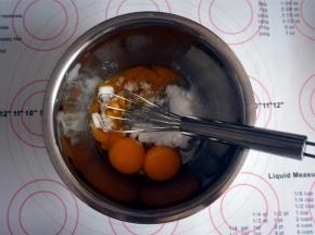 在面团进行基础发酵的同时，制作卡仕达奶油。将3个蛋黄，35克的细砂糖一同搅打至蛋黄颜色变浅，体积变大。