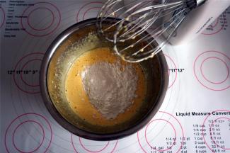 加入已经过筛的25克低筋粉，搅匀。