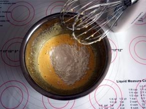 加入已经过筛的25克低筋粉，搅匀。