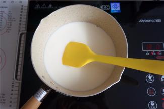 将30克细砂糖、250毫升纯牛奶放入奶锅中，拌至糖融化，小火煮至微微沸腾，离火。