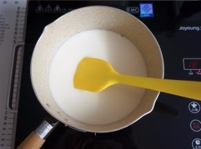 将30克细砂糖、250毫升纯牛奶放入奶锅中，拌至糖融化，小火煮至微微沸腾，离火。