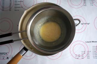 将混合物过筛回奶锅中。