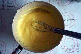 小火加热，边加热边搅拌，至混合物变稠，搅拌出现阻力，但仍是顺滑的糊状，离火。