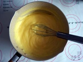 小火加热，边加热边搅拌，至混合物变稠，搅拌出现阻力，但仍是顺滑的糊状，离火。