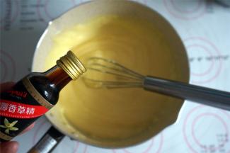 趁热加入10克黄油，少许香草精，拌均匀，冷却后放冰箱冷藏备用，卡仕达奶油完成。