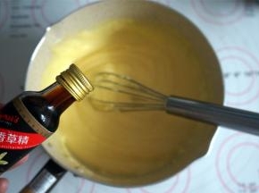 趁热加入10克黄油，少许香草精，拌均匀，冷却后放冰箱冷藏备用，卡仕达奶油完成。