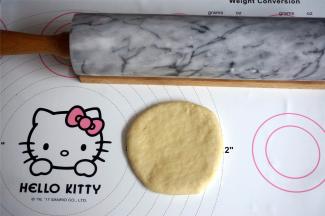 将松弛后的面团擀成圆形。