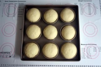 全部完成后，在表面喷点清水，然后放入烤箱，用发酵程序，38度发酵35分钟。