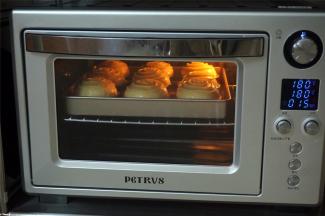 放入上下火180度预热好的烤箱中层，烘烤15分钟。