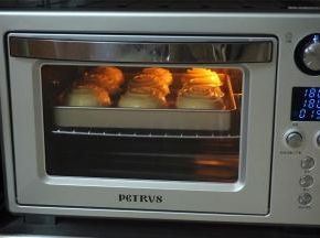 放入上下火180度预热好的烤箱中层，烘烤15分钟。