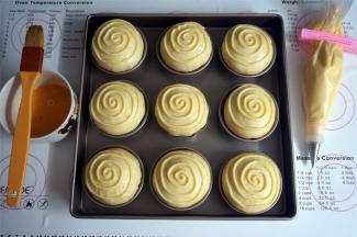 发酵结束后，在面团表面刷上一层全蛋液，转圈挤上卡仕达奶油。