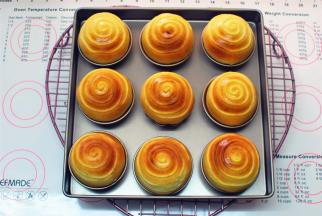 出炉后放置冷却，不烫手时，即可从模具中取下面包。