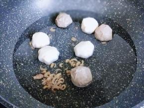将丸子从包装中取出，冷水冲洗两遍，放入锅中，加入纯净水，再加入开洋。（虾米）