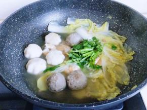 关火后立即加入切好的香菜，借助余温将香菜烫熟即可。