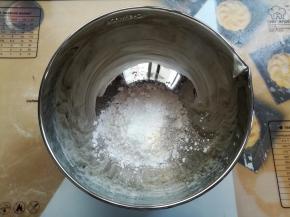 低筋面粉加玉米淀粉混合一下