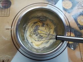 黄油软化后用手动打蛋器稍稍打发到变白就可以了，不需要过度打发