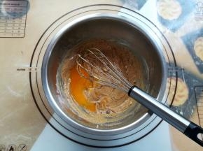 全蛋液分2次加入。充分混合均匀再加第二次