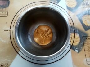 用刮刀翻拌到没有干粉的状态