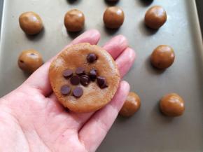 取一个小面团，按扁后放上适量的耐烤巧克力豆