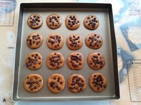 所有的小圆饼做好后留出一定的间隔