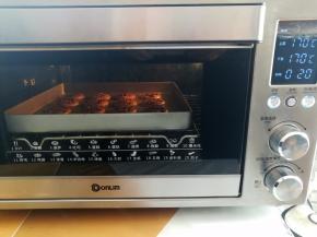 小圆饼放入烤箱中下层，上下火170度烤20分钟