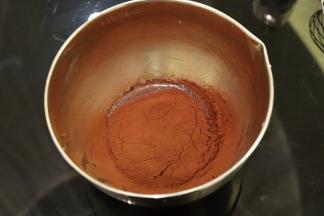 牛奶室温，倒入玉米油，拌至乳化，筛入可可粉拌匀