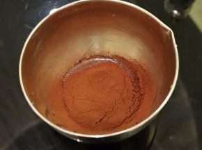 牛奶室温，倒入玉米油，拌至乳化，筛入可可粉拌匀