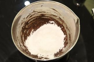 低粉筛入牛奶玉米油混合物，拌至无干粉