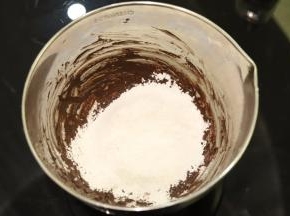 低粉筛入牛奶玉米油混合物，拌至无干粉