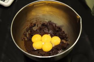 磕入蛋黄，拌匀