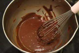 拌至顺滑的可可蛋黄面糊