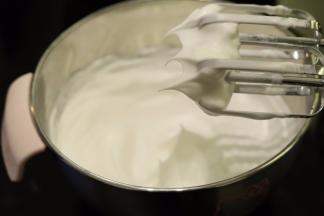 蛋清打入无水无油干净的打蛋盆内，滴入2-3滴柠檬汁，砂糖分3次加入蛋清内，打发至干性发泡